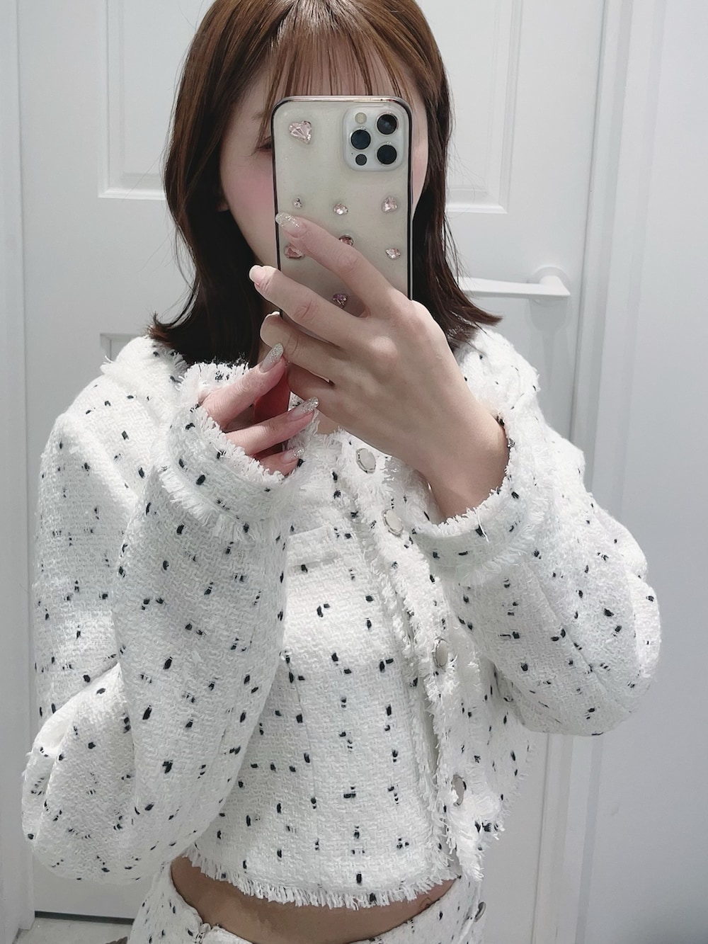 ホワイト系のスカート、ホワイト系のテーラードジャケットを着用したレディースの冬コーディネートの4枚目の写真