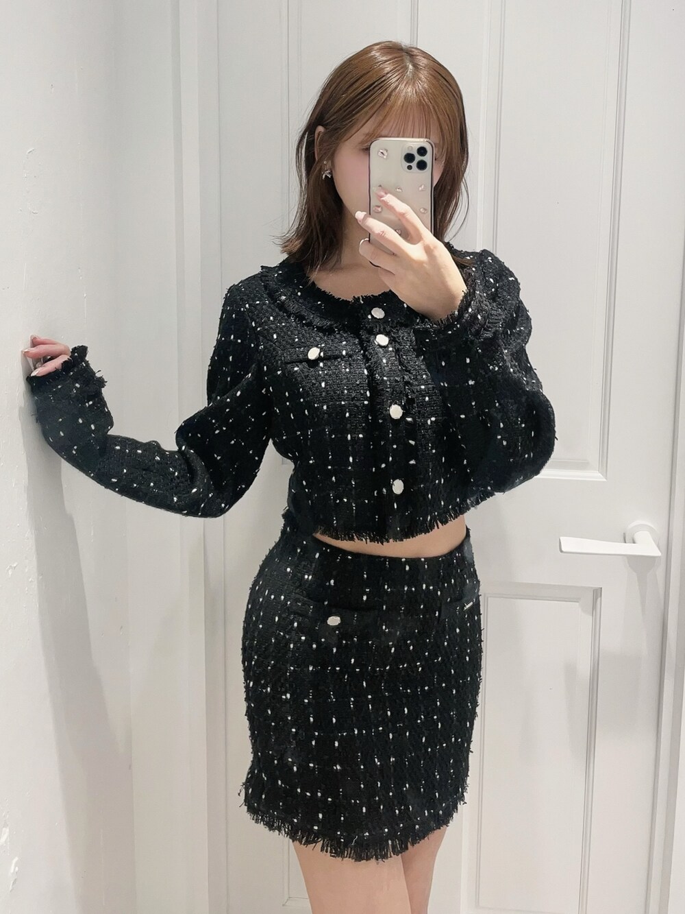 ブラック系のテーラードジャケット、ブラック系のスカートを着用したレディースの冬コーディネートの6枚目の写真