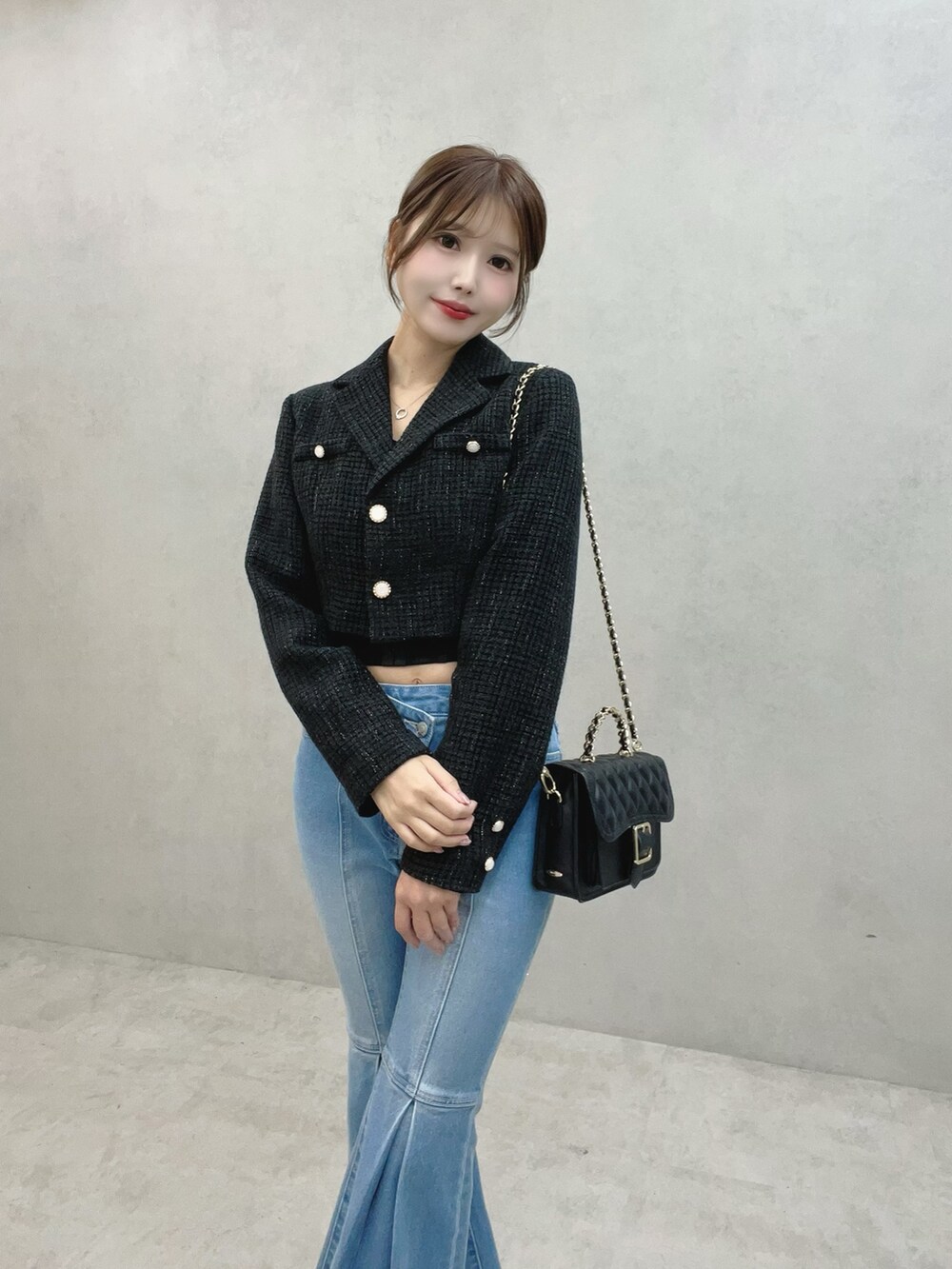 ブルー系のデニムパンツ、ブラック系のサンダル、ブラック系のテーラードジャケットを着用したレディースの秋コーディネートの10枚目の写真