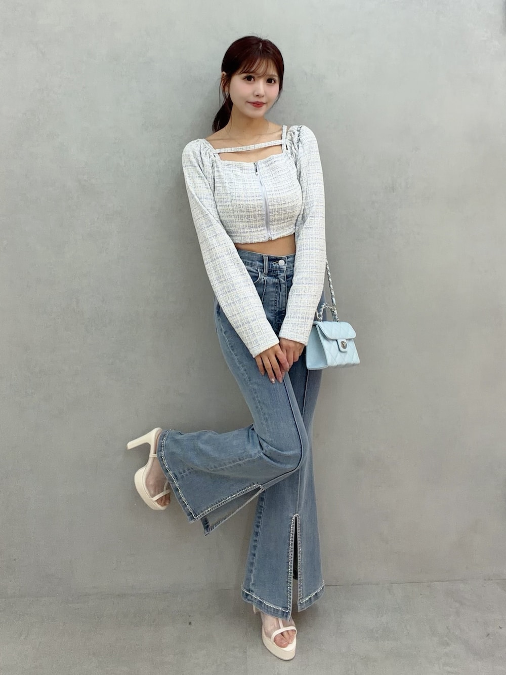 ブルー系のデニムパンツ、ブルー系のシャツ/ブラウス、ホワイト系のサンダルを着用したレディースの冬コーディネートの2枚目の写真