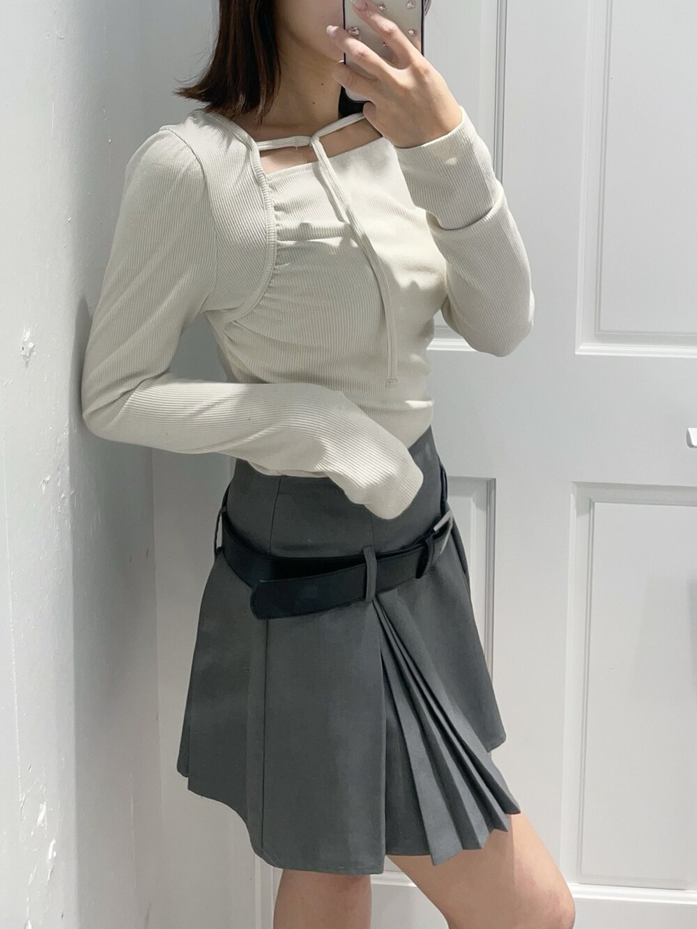 ホワイト系のTシャツ/カットソー、グレー系のスカート、ブラック系のボストンバッグを着用したレディースの春コーディネートの5枚目の写真