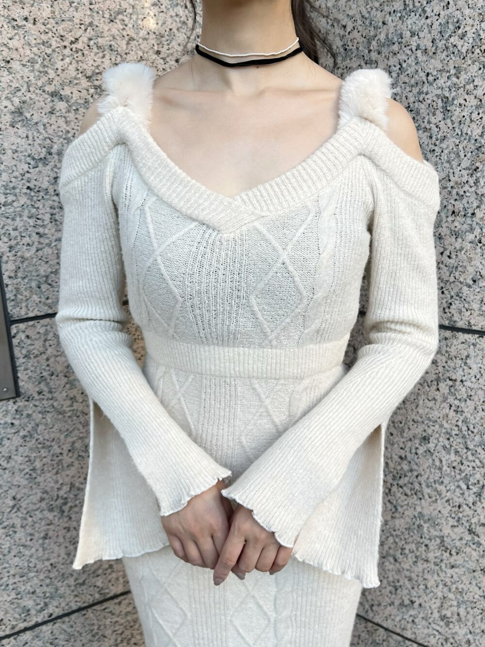 ホワイト系のワンピース、ブラック系のパンプス、ブラック系のストール/ショールを着用したレディースの秋コーディネートの5枚目の写真