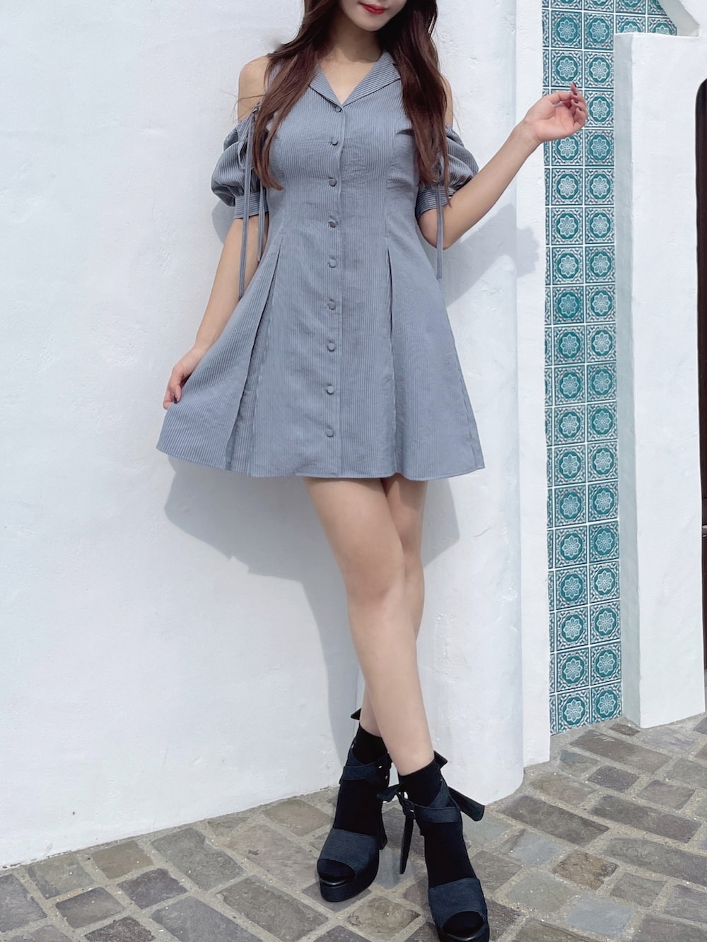 ブルー系のワンピース、ブルー系のサンダルを着用したレディースの冬コーディネートの2枚目の写真