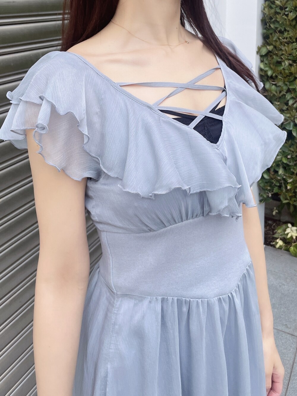 ブルー系のワンピース、ブラック系のキャミソール、ブラック系のショルダーバッグを着用したレディースの春コーディネートの4枚目の写真