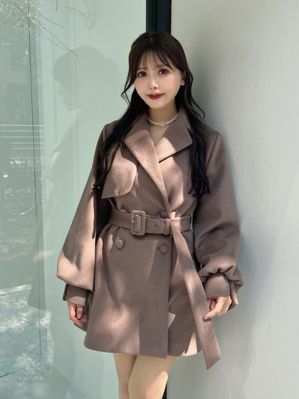 ブラウン系のその他アウター、ホワイト系のチョーカーを着用したレディースの秋コーディネートの4枚目の写真