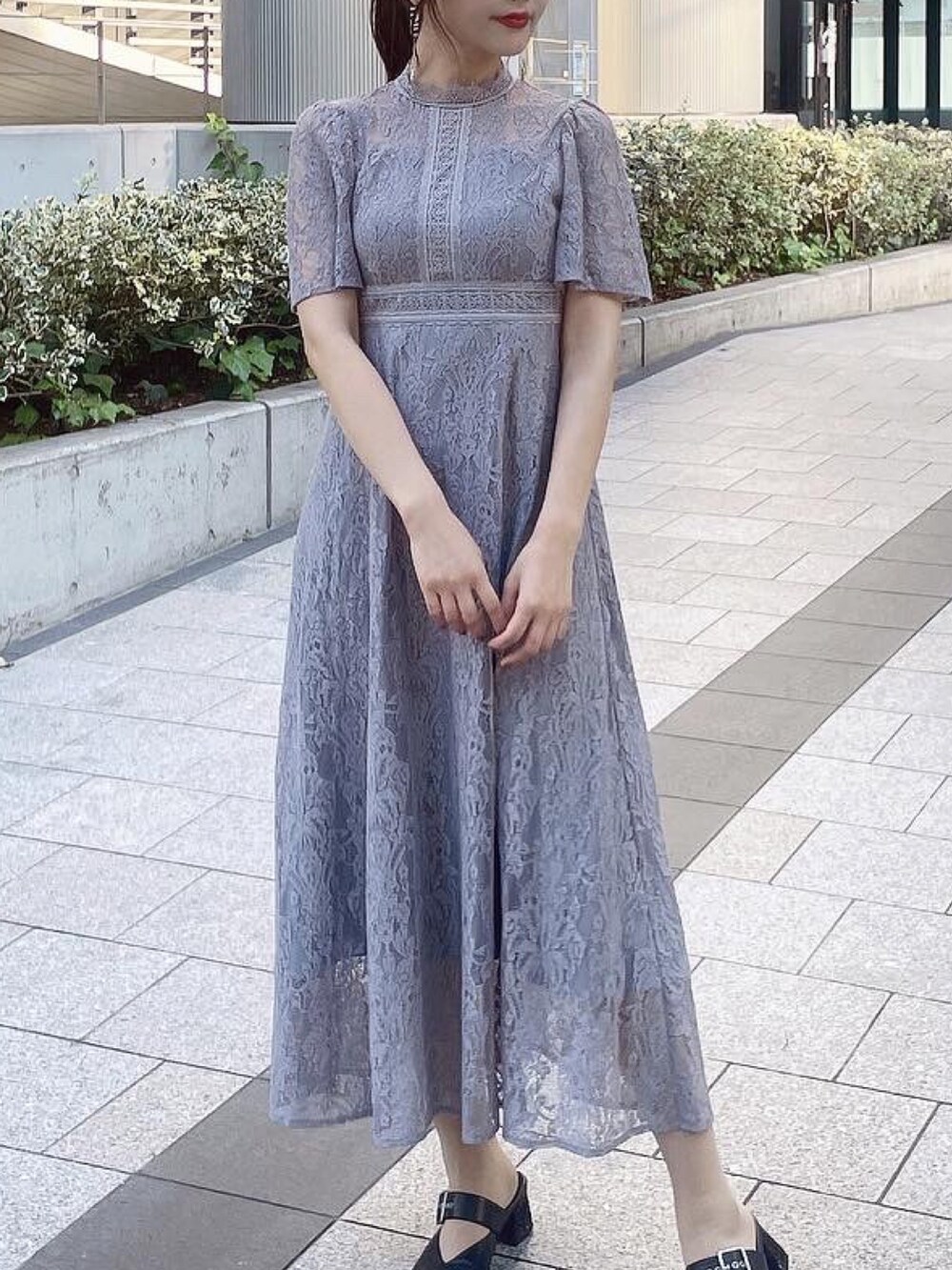 ブラック系のワンピース、ブラック系のパンプスを着用したレディースの夏コーディネートの3枚目の写真