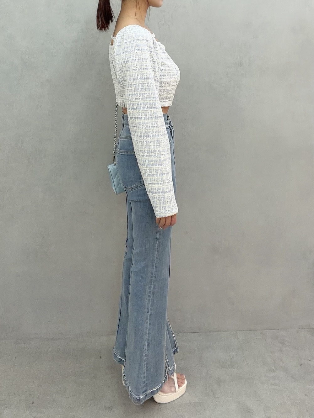 ブルー系のデニムパンツ、ブルー系のシャツ/ブラウス、ホワイト系のサンダルを着用したレディースの冬コーディネートの3枚目の写真