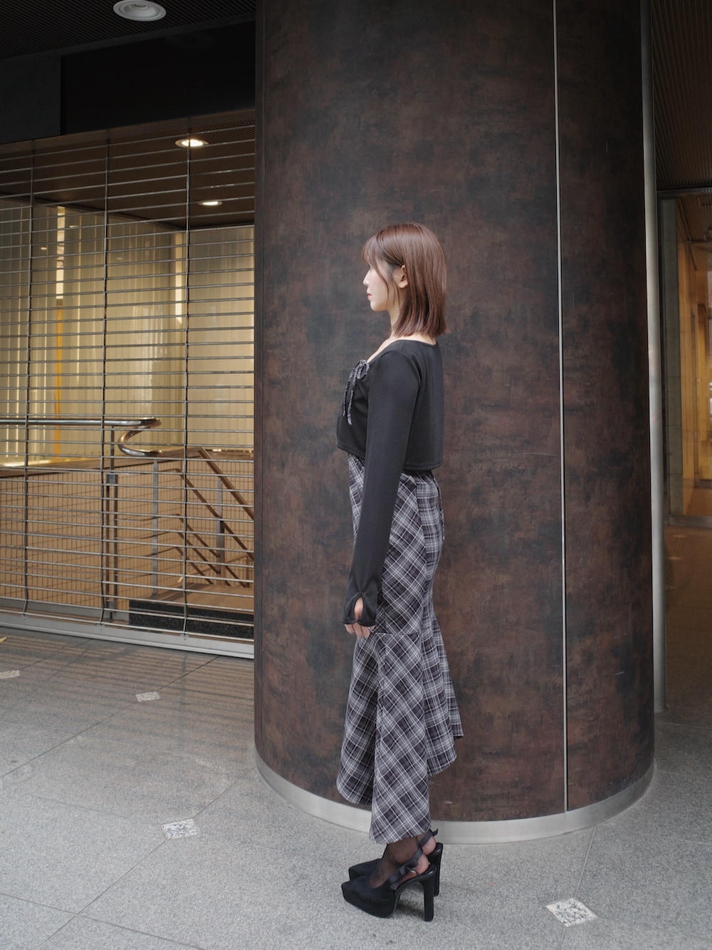 ブラック系のワンピース、ホワイト系のハンドバッグを着用したレディースの秋コーディネートの4枚目の写真