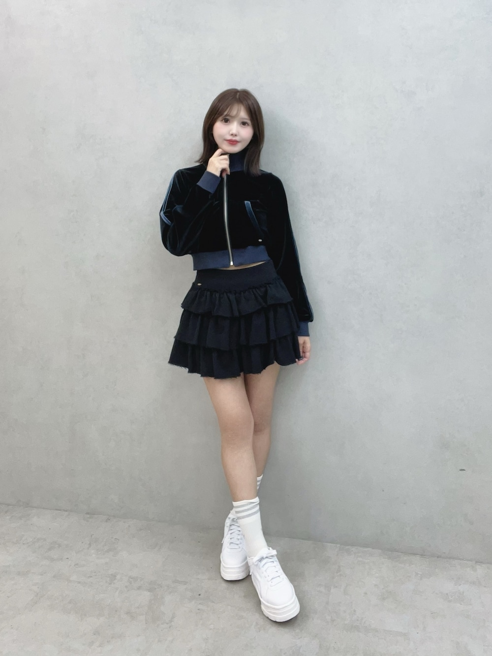ブラック系のブルゾン、ブラック系のスカート、ホワイト系のスニーカーを着用したレディースの秋コーディネートの3枚目の写真