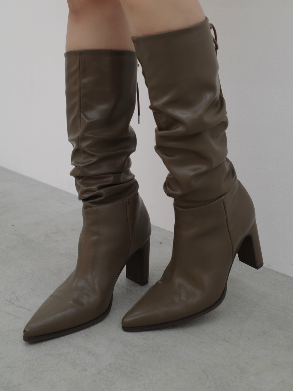 ホワイト系のブルゾン、ホワイト系のスカート、ブラウン系のショルダーバッグを着用したレディースの秋コーディネートの10枚目の写真