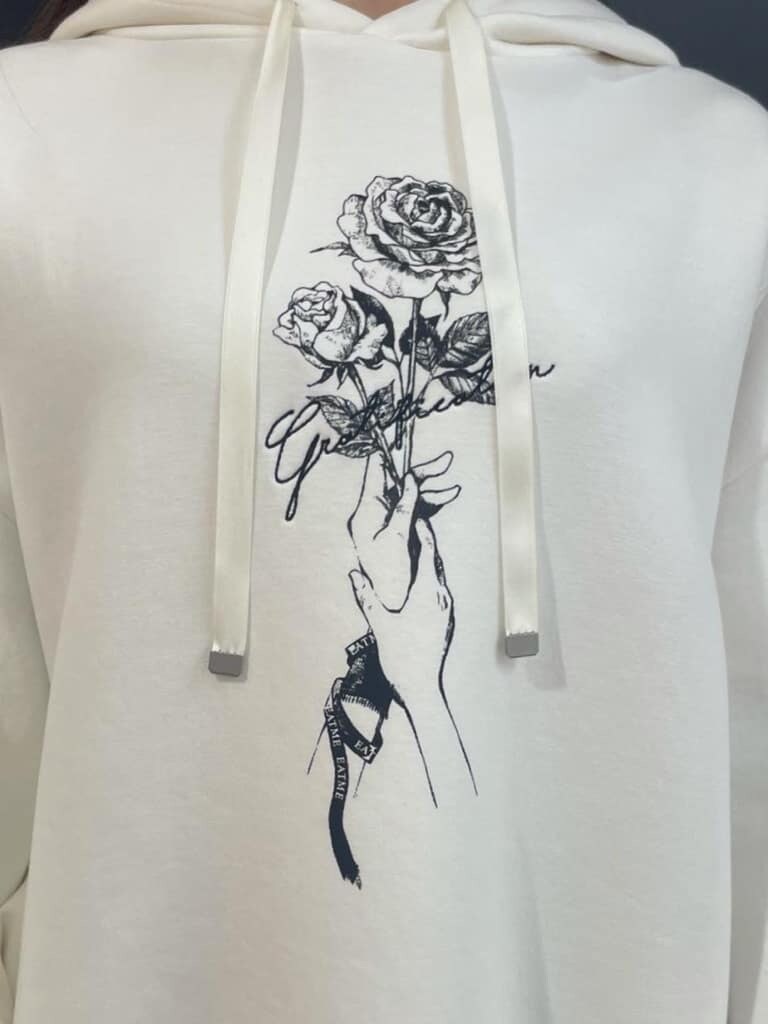 レッド系のショルダーバッグ、ブラック系のその他シューズ、ブラック系のデニムパンツを着用したレディースの秋コーディネートの2枚目の写真