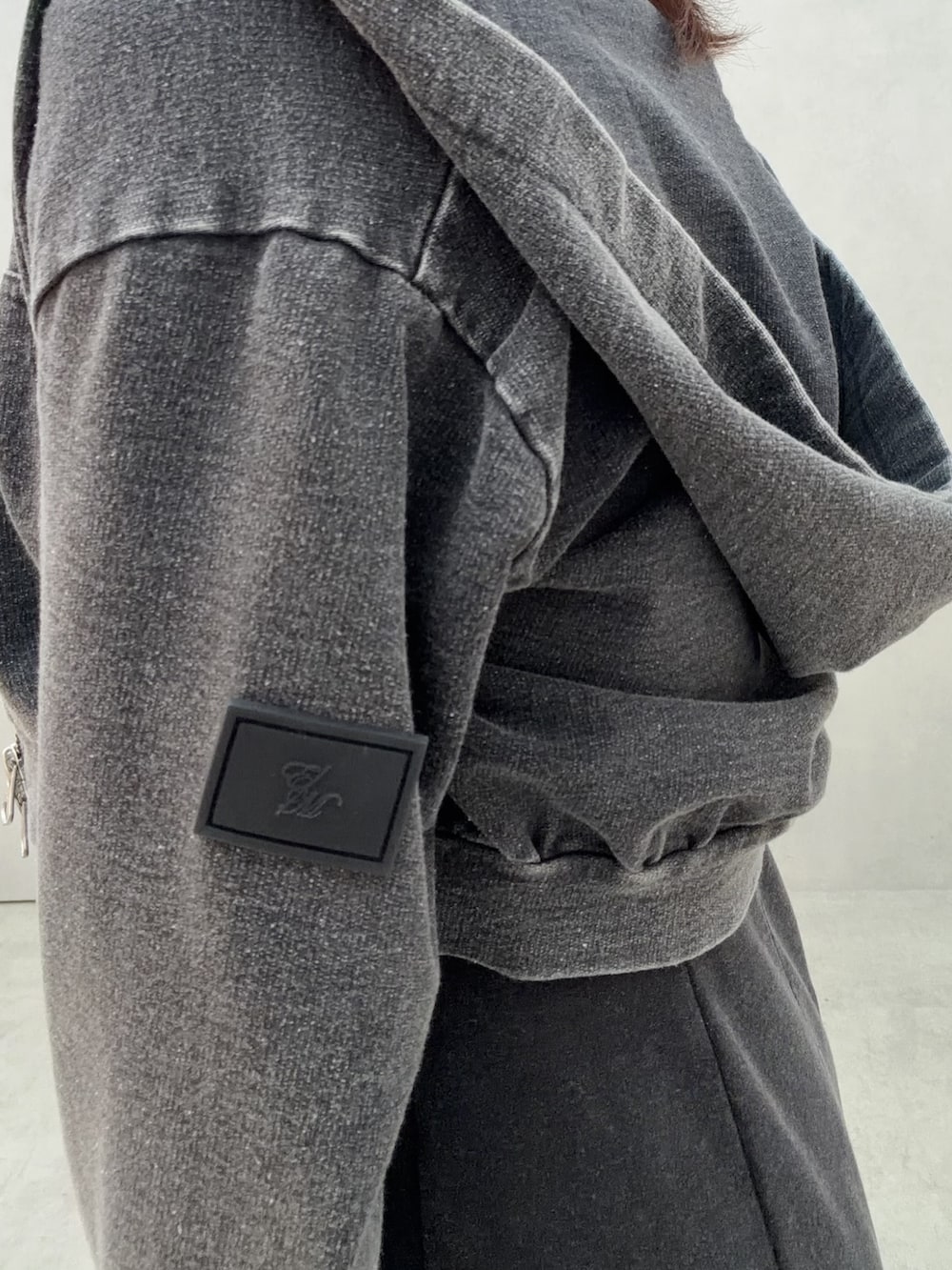 ブラック系のワンピース、ホワイト系のサンダル、ホワイト系のバックパック/リュックを着用したレディースの冬コーディネートの5枚目の写真