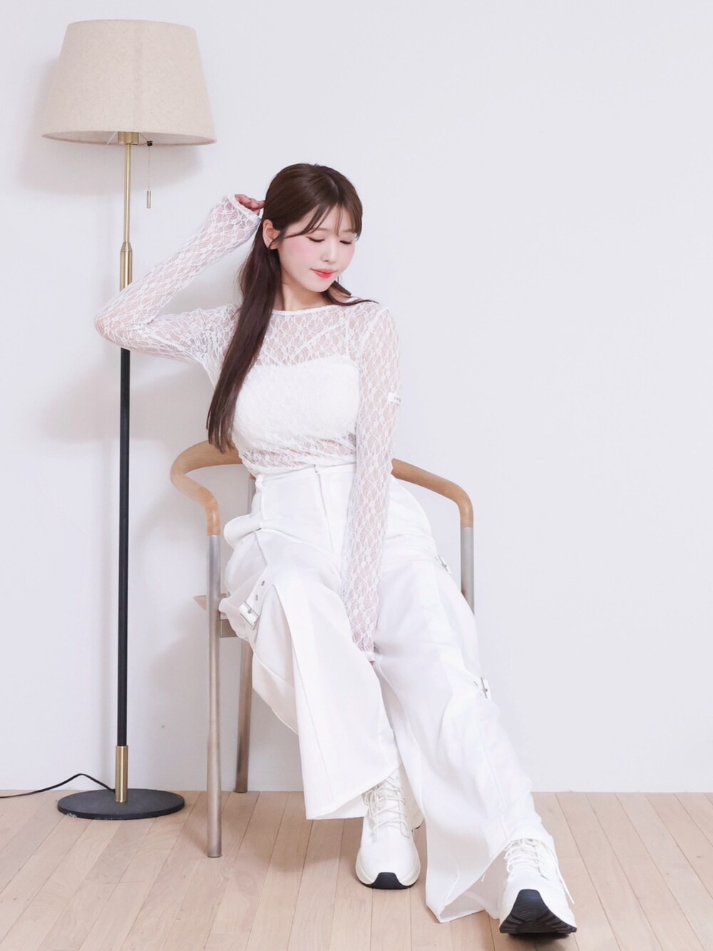 ホワイト系のTシャツ/カットソー、ホワイト系のその他パンツ、ホワイト系のブーツを着用したレディースの春コーディネートの5枚目の写真