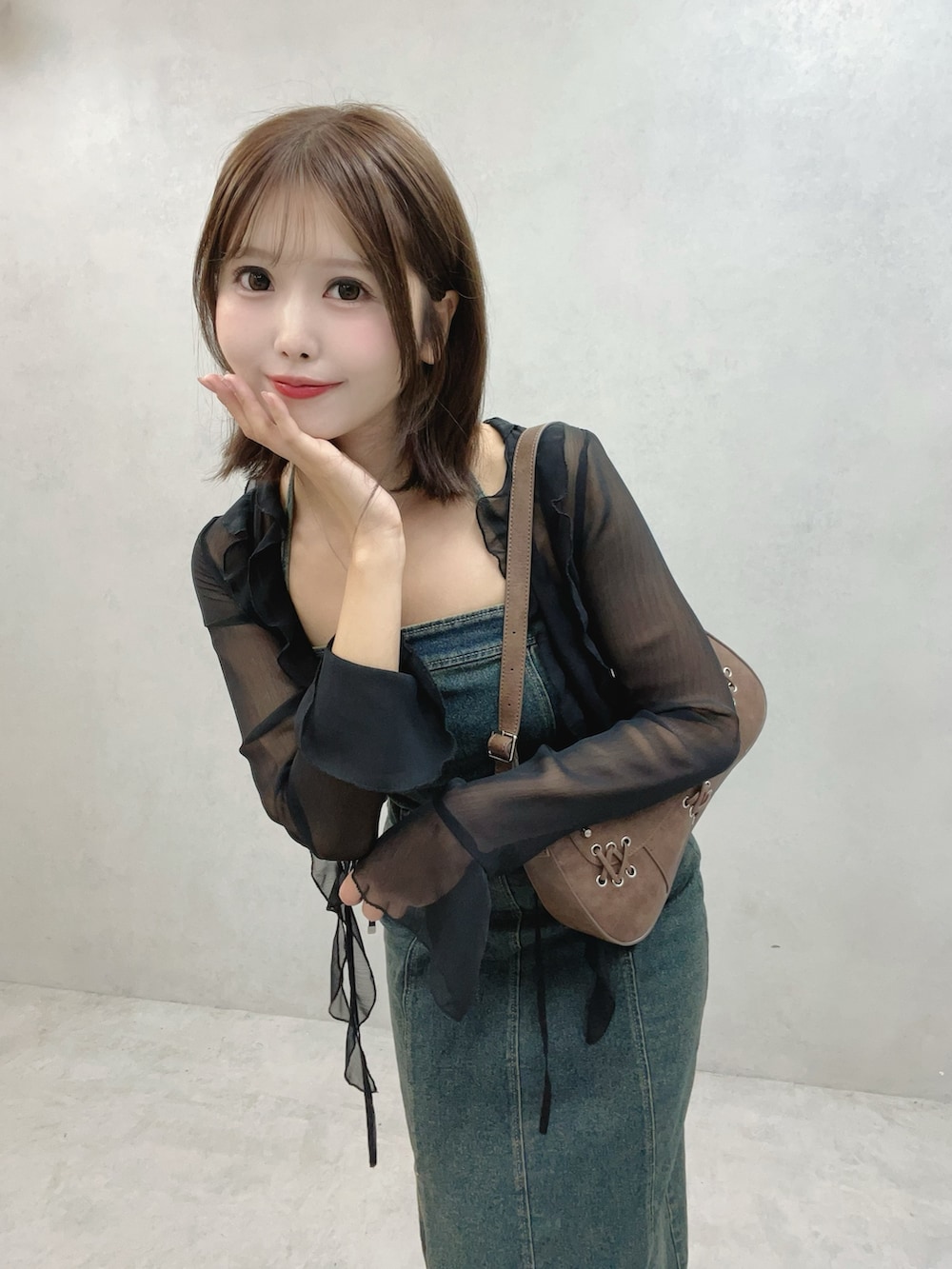 ブラック系のサンダル、ブルー系のワンピース、ブラウン系のショルダーバッグを着用したレディースの秋コーディネートの7枚目の写真