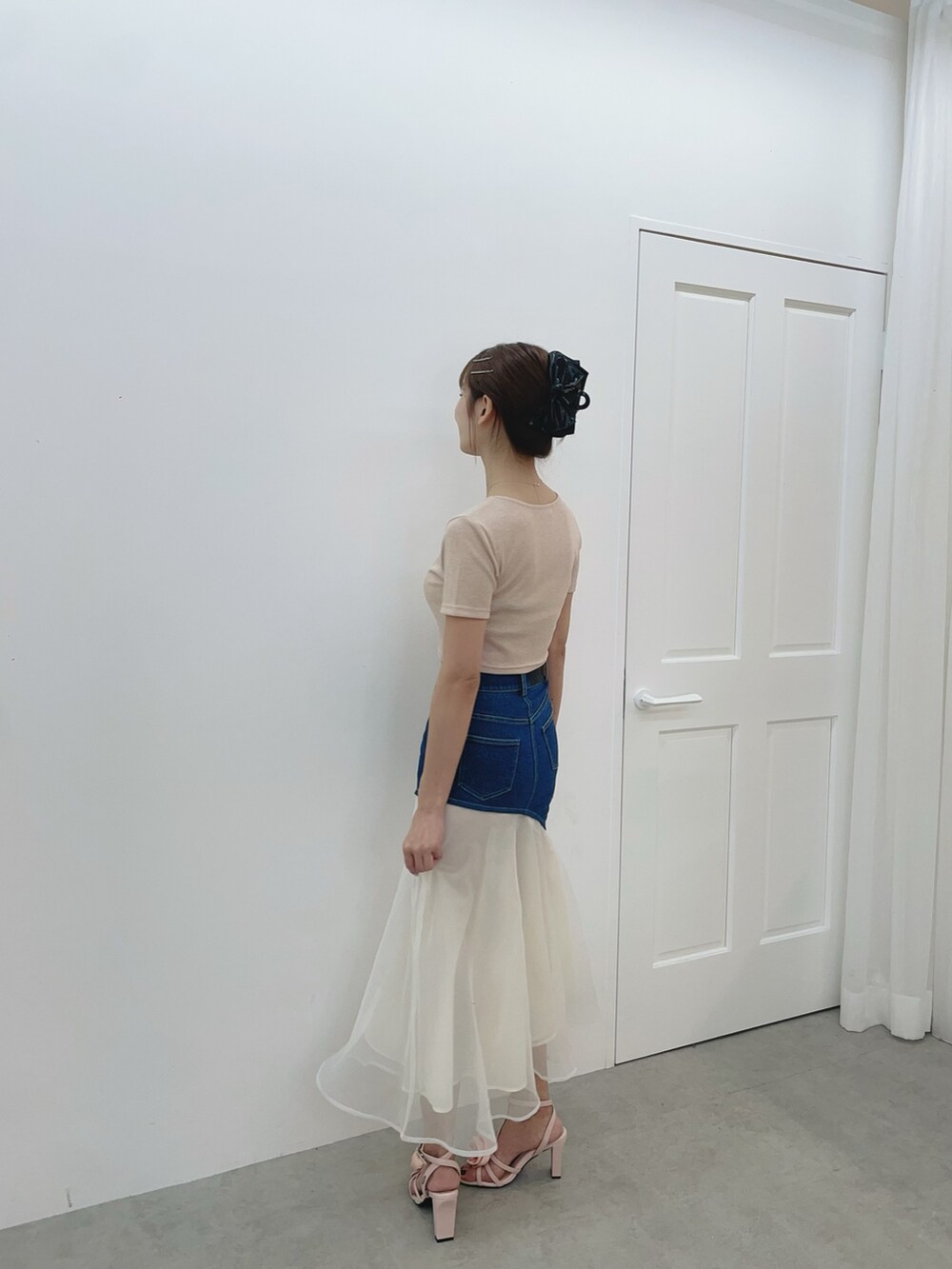 ブルー系のデニムスカート、ピンク系のTシャツ/カットソー、ピンク系のサンダルを着用したレディースの夏コーディネートの7枚目の写真