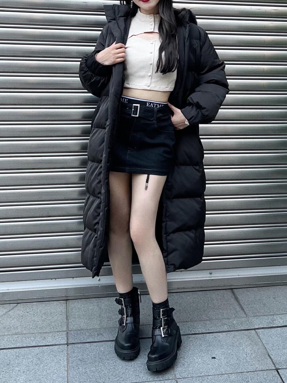 ブラック系のダウンジャケット/コート、その他のブーツ、ホワイト系のTシャツ/カットソーを着用したレディースの秋コーディネートの7枚目の写真