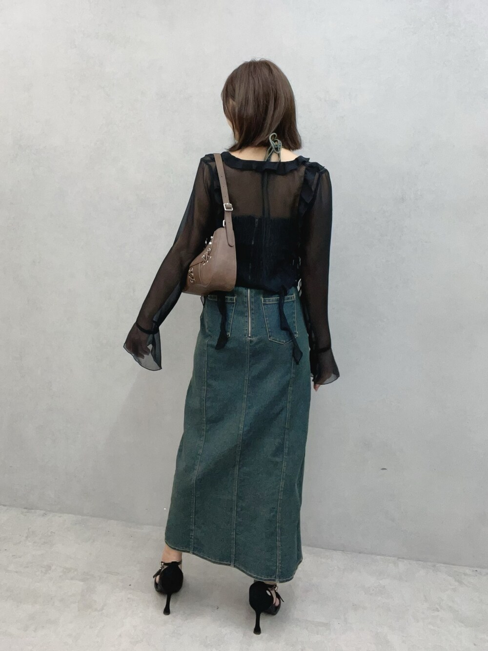 ブラック系のサンダル、ブルー系のワンピース、ブラウン系のショルダーバッグを着用したレディースの秋コーディネートの3枚目の写真