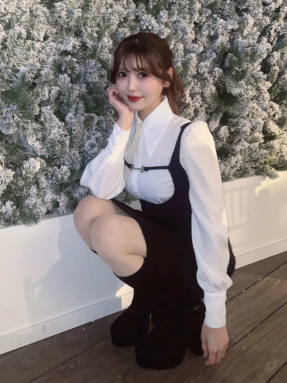 ブラック系のワンピース、ブラック系のブーツを着用したレディースの冬コーディネートの7枚目の写真