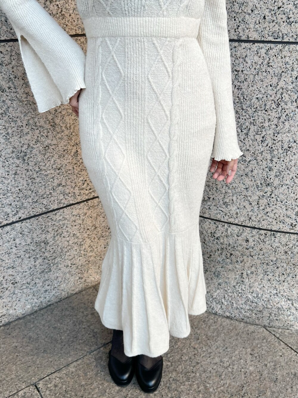 ホワイト系のワンピース、ブラック系のパンプス、ブラック系のストール/ショールを着用したレディースの秋コーディネートの7枚目の写真