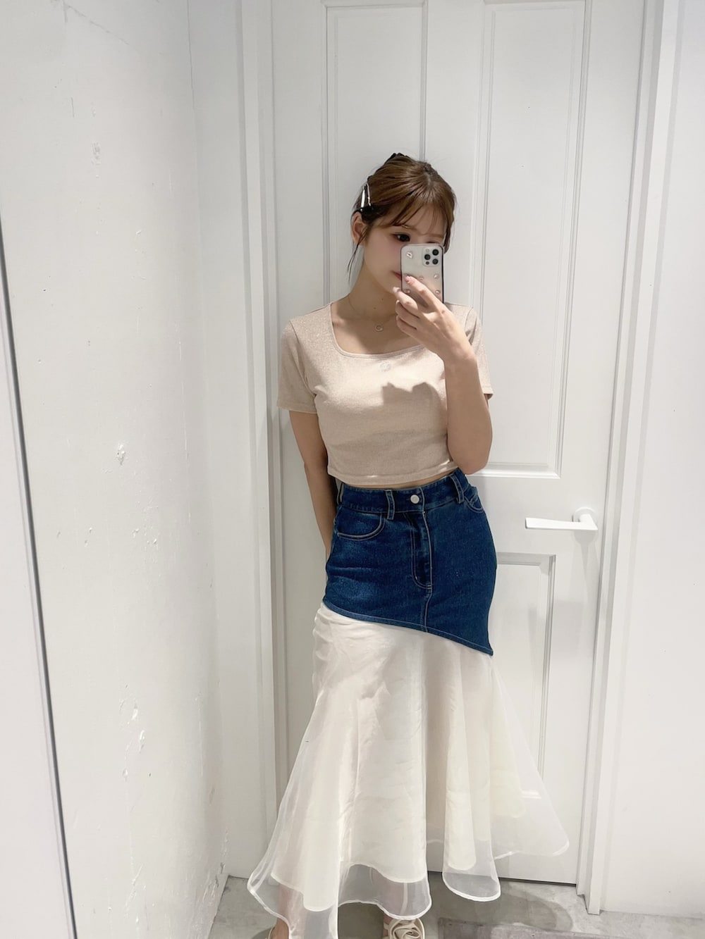 ブルー系のデニムスカート、ピンク系のTシャツ/カットソー、ピンク系のサンダルを着用したレディースの夏コーディネートの9枚目の写真