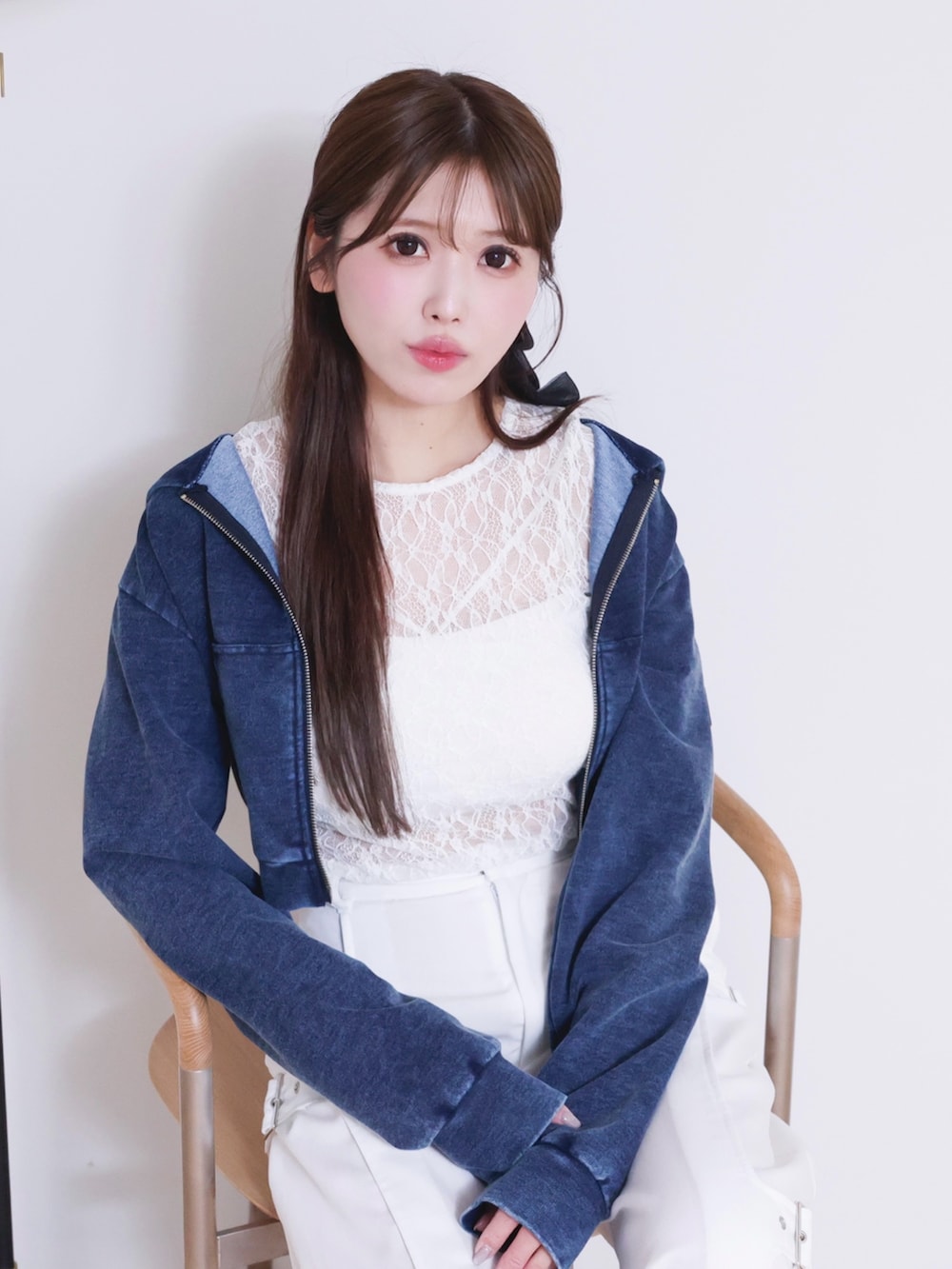 ホワイト系のTシャツ/カットソー、ホワイト系のその他パンツ、ブルー系のパーカーを着用したレディースの春コーディネートの5枚目の写真