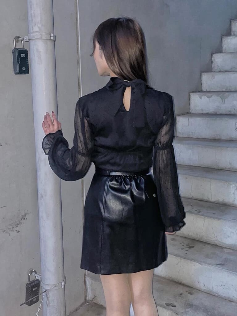 ホワイト系のトレンチコート、ブラック系のシャツ/ブラウス、ブラック系のスカートを着用したレディースの春コーディネートの4枚目の写真