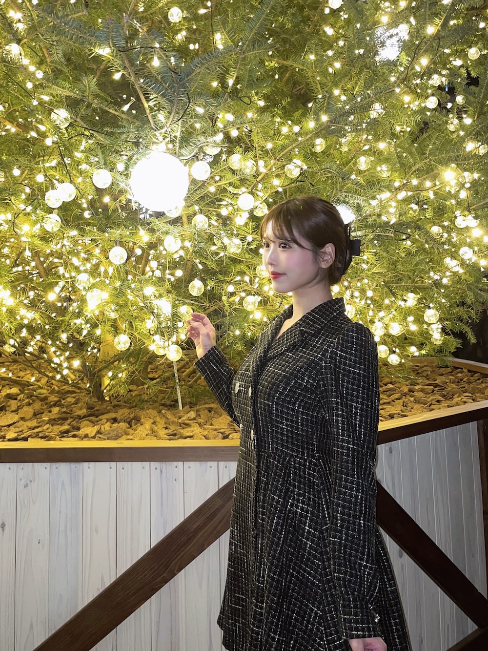 ブラック系のワンピース、ブラック系のブーツを着用したレディースの冬コーディネートの7枚目の写真