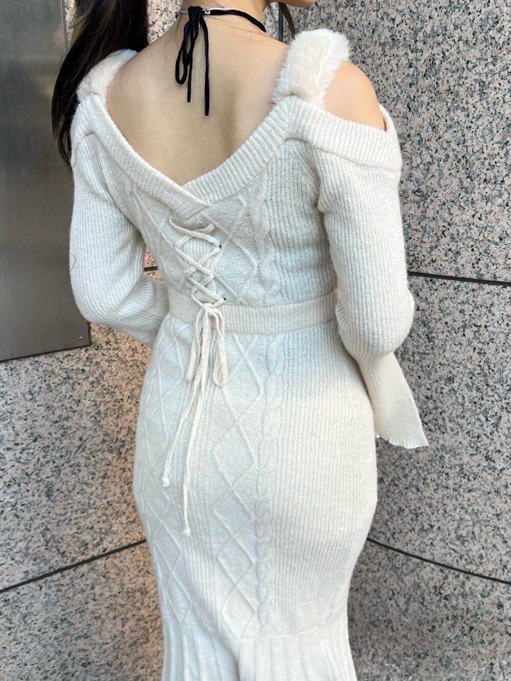 ホワイト系のワンピース、ブラック系のパンプス、ブラック系のストール/ショールを着用したレディースの秋コーディネートの9枚目の写真