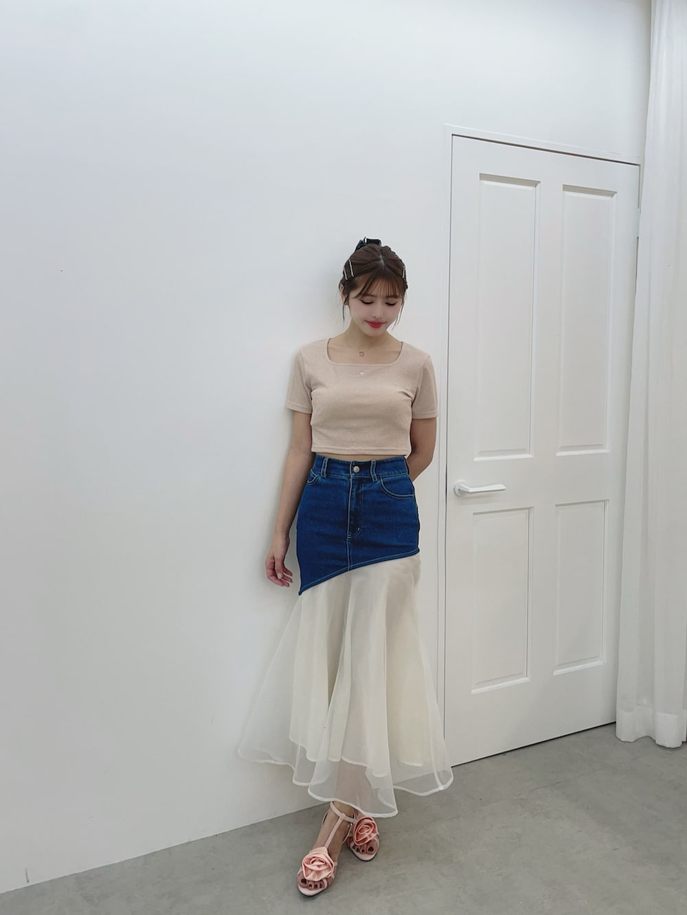 ブルー系のデニムスカート、ピンク系のTシャツ/カットソー、ピンク系のサンダルを着用したレディースの夏コーディネートの2枚目の写真