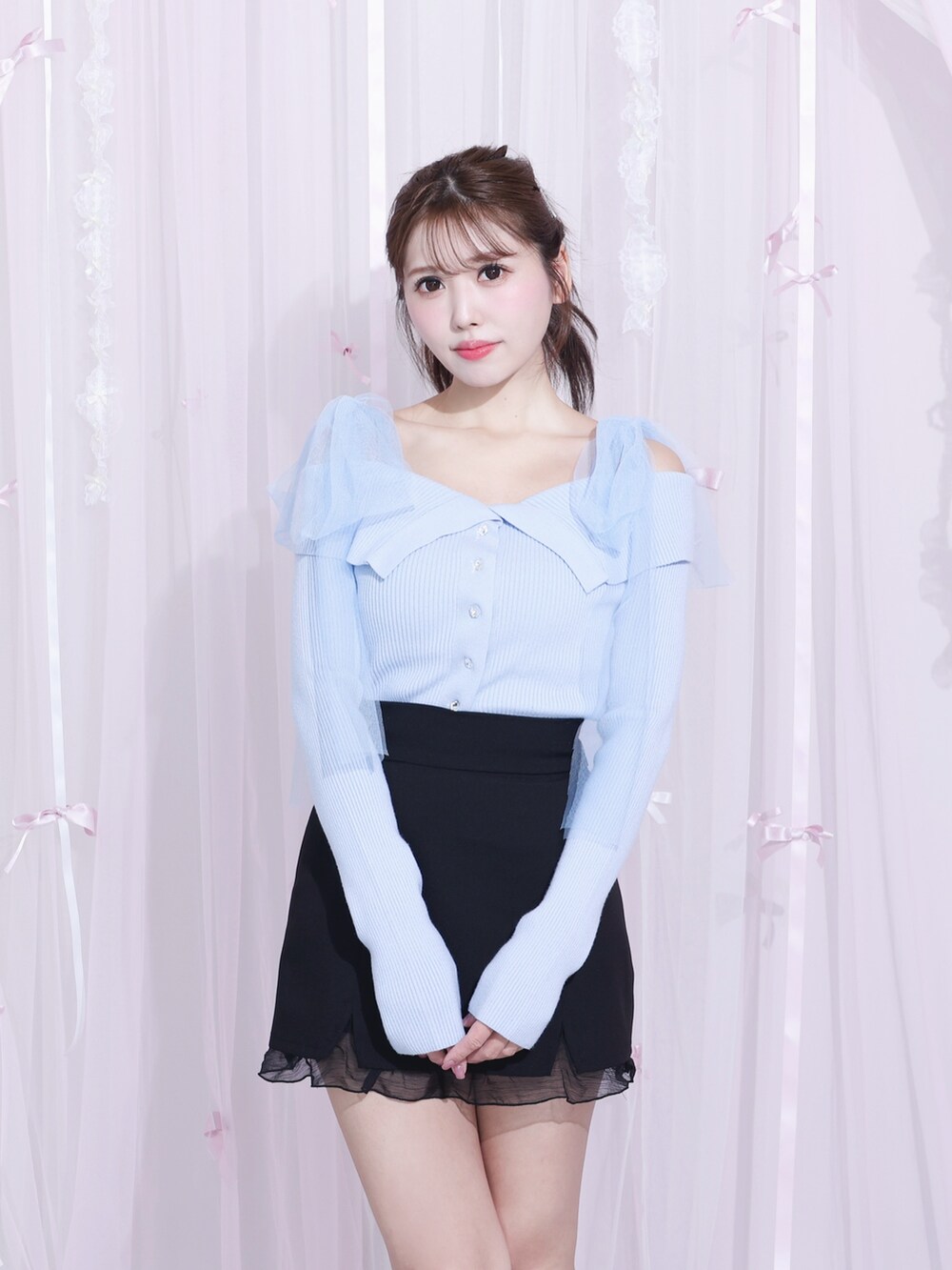 ブラック系のスカート、ブルー系のニット/セーターを着用したレディースの冬コーディネートの2枚目の写真