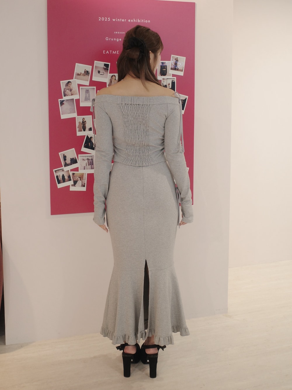 グレー系のTシャツ/カットソー、グレー系のスカートを着用したレディースの秋コーディネートの9枚目の写真