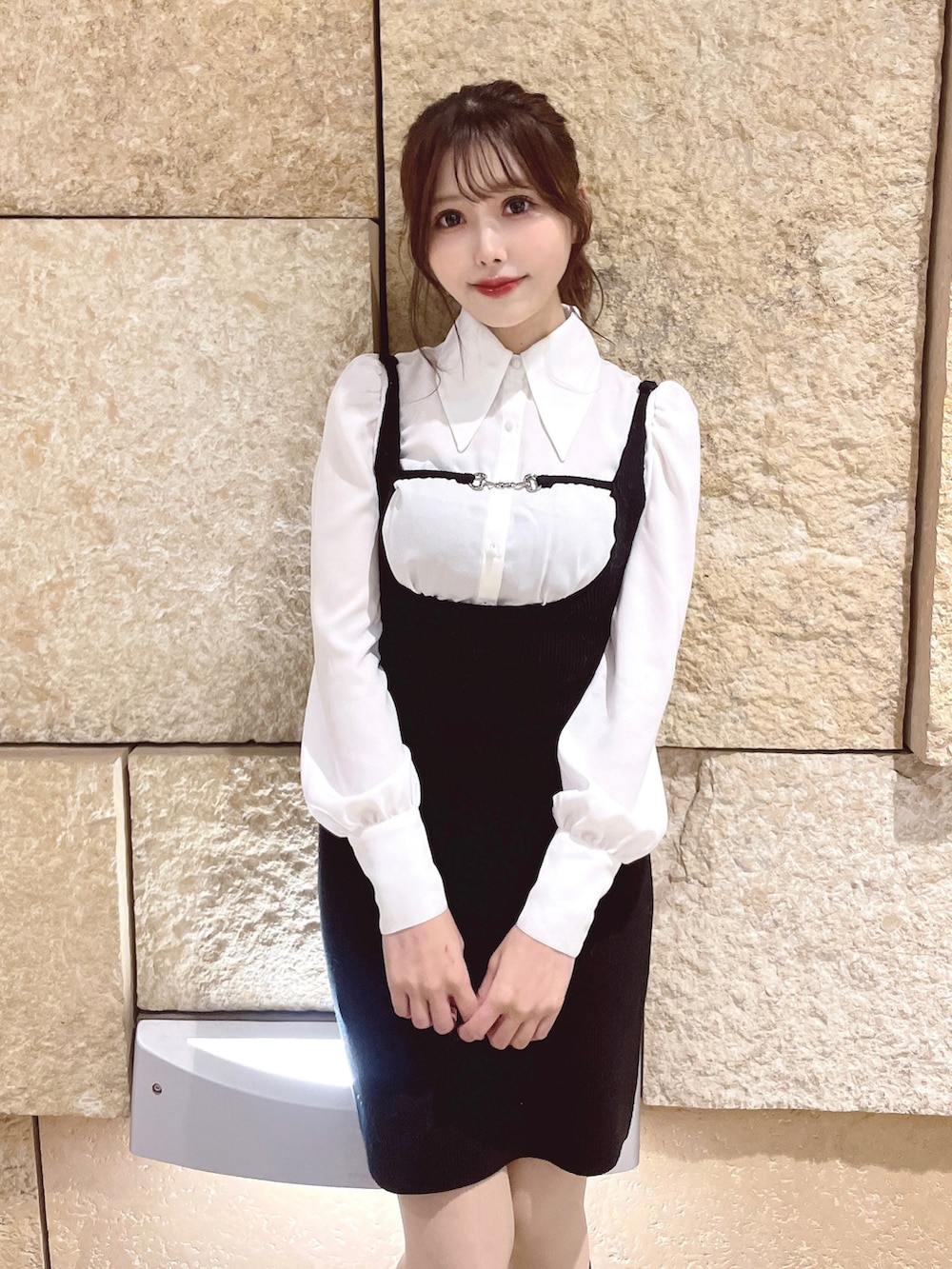 ブラック系のワンピース、ブラック系のブーツを着用したレディースの冬コーディネートの2枚目の写真