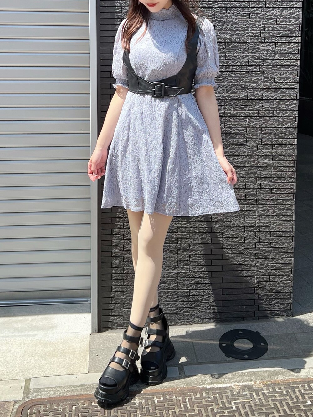 ブルー系のワンピース、ブラック系のサンダル、ブラック系のバレッタ/ヘアクリップを着用したレディースの春コーディネートの2枚目の写真