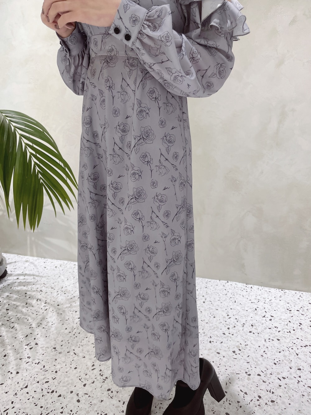 ブラック系のパンプス、ブルー系のワンピースを着用したレディースの冬コーディネートの5枚目の写真