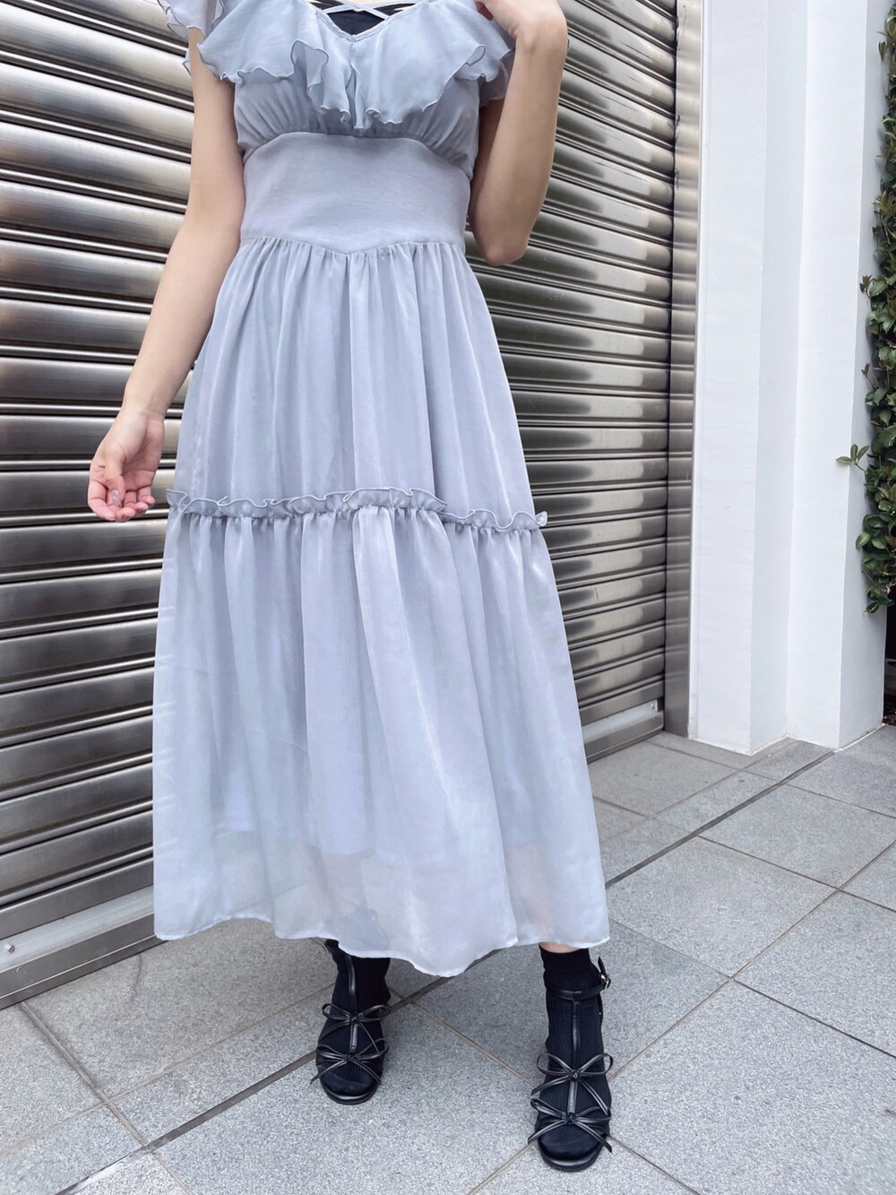 ブルー系のワンピース、ブラック系のキャミソール、ブラック系のショルダーバッグを着用したレディースの春コーディネートの5枚目の写真