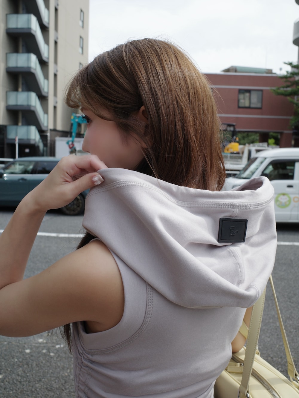 グレー系のワンピース、ホワイト系のスニーカー、イエロー系のボストンバッグを着用したレディースの夏コーディネートの6枚目の写真