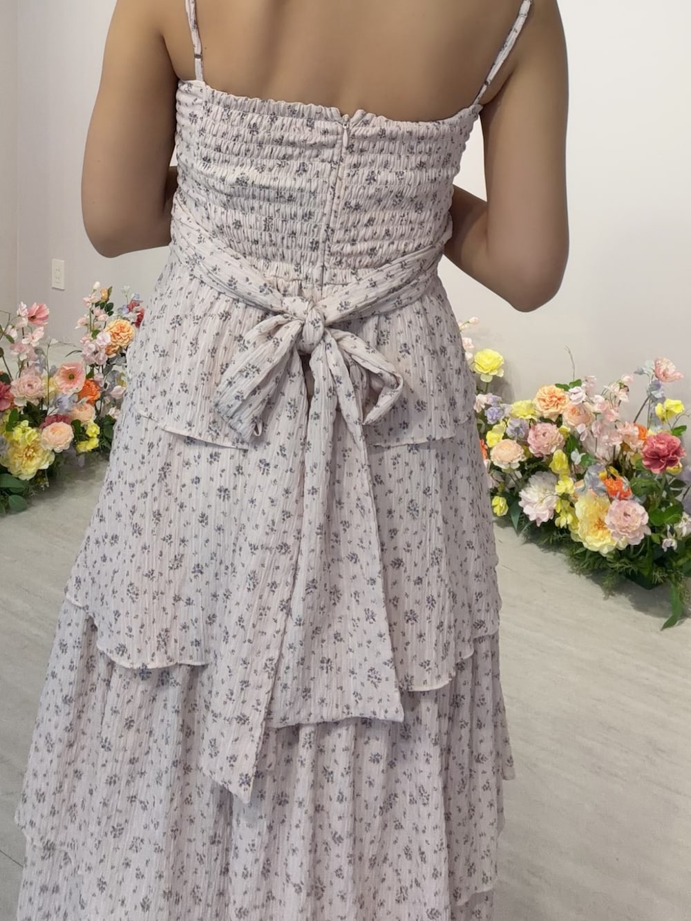 ピンク系のワンピース、ホワイト系のサンダルを着用したレディースの冬コーディネートの5枚目の写真