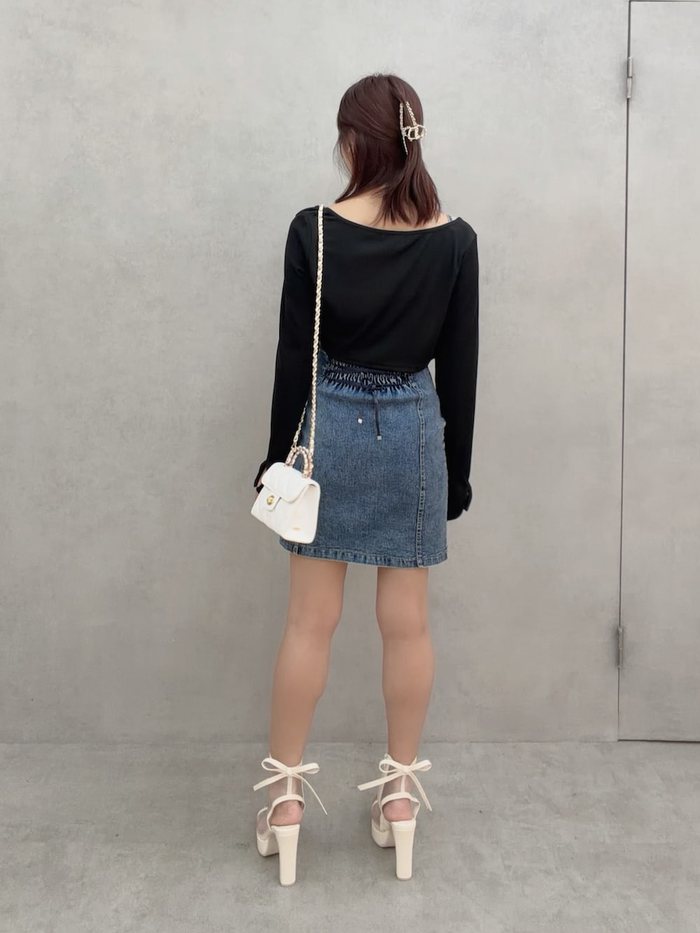 ブラック系のTシャツ/カットソー、ホワイト系のサンダル、ブルー系のワンピースを着用したレディースの冬コーディネートの4枚目の写真