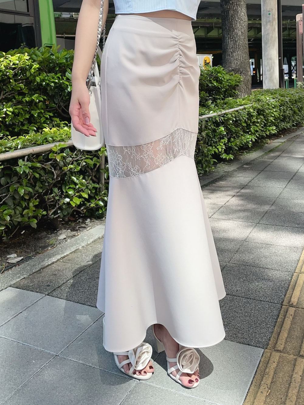 ブルー系のシャツ/ブラウス、ホワイト系のサンダル、ホワイト系のハンドバッグを着用したレディースの夏コーディネートの6枚目の写真