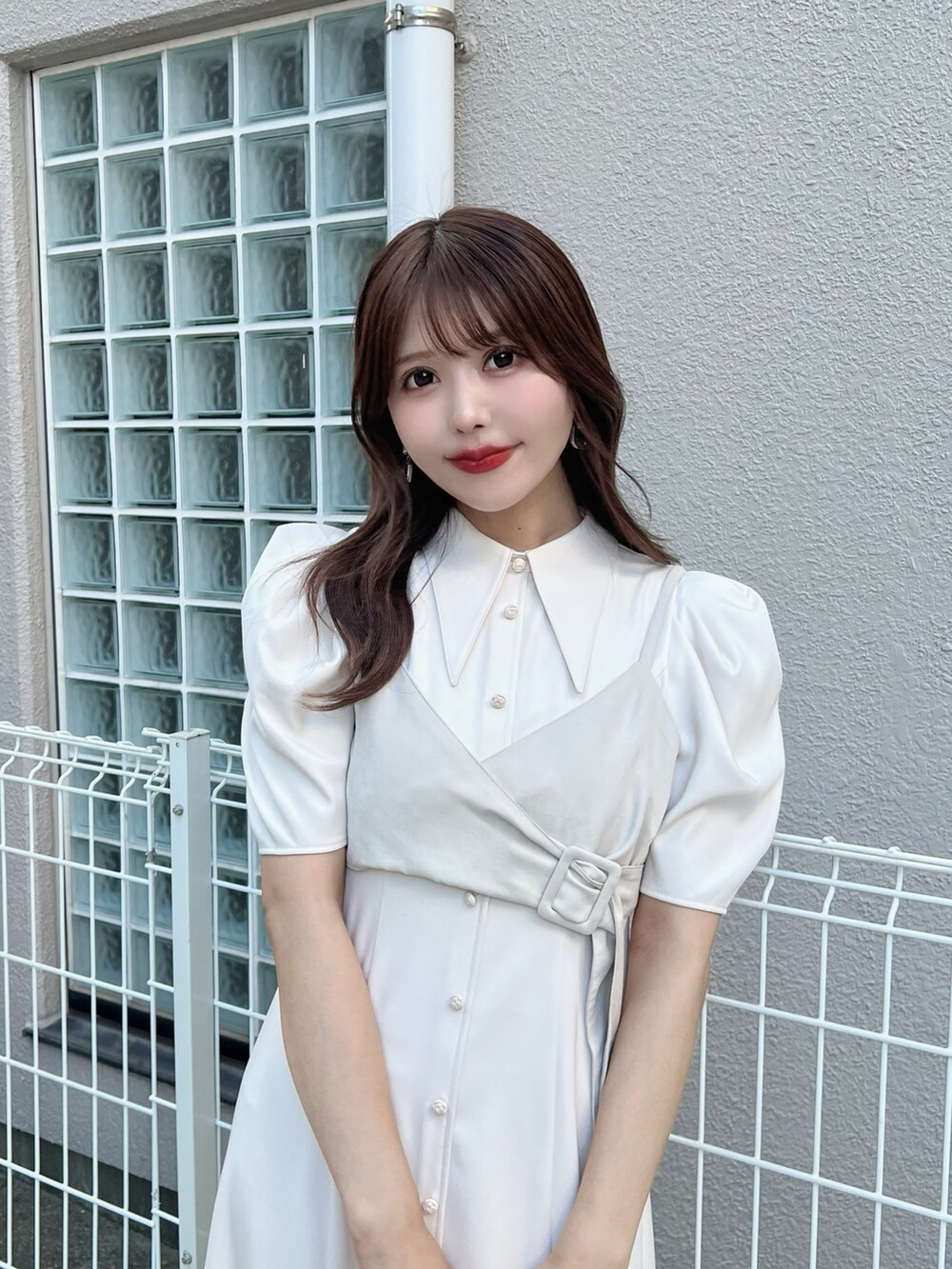 ホワイト系のワンピース、ホワイト系のパンプス、その他のピアス（両耳用）を着用したレディースの夏コーディネートの3枚目の写真