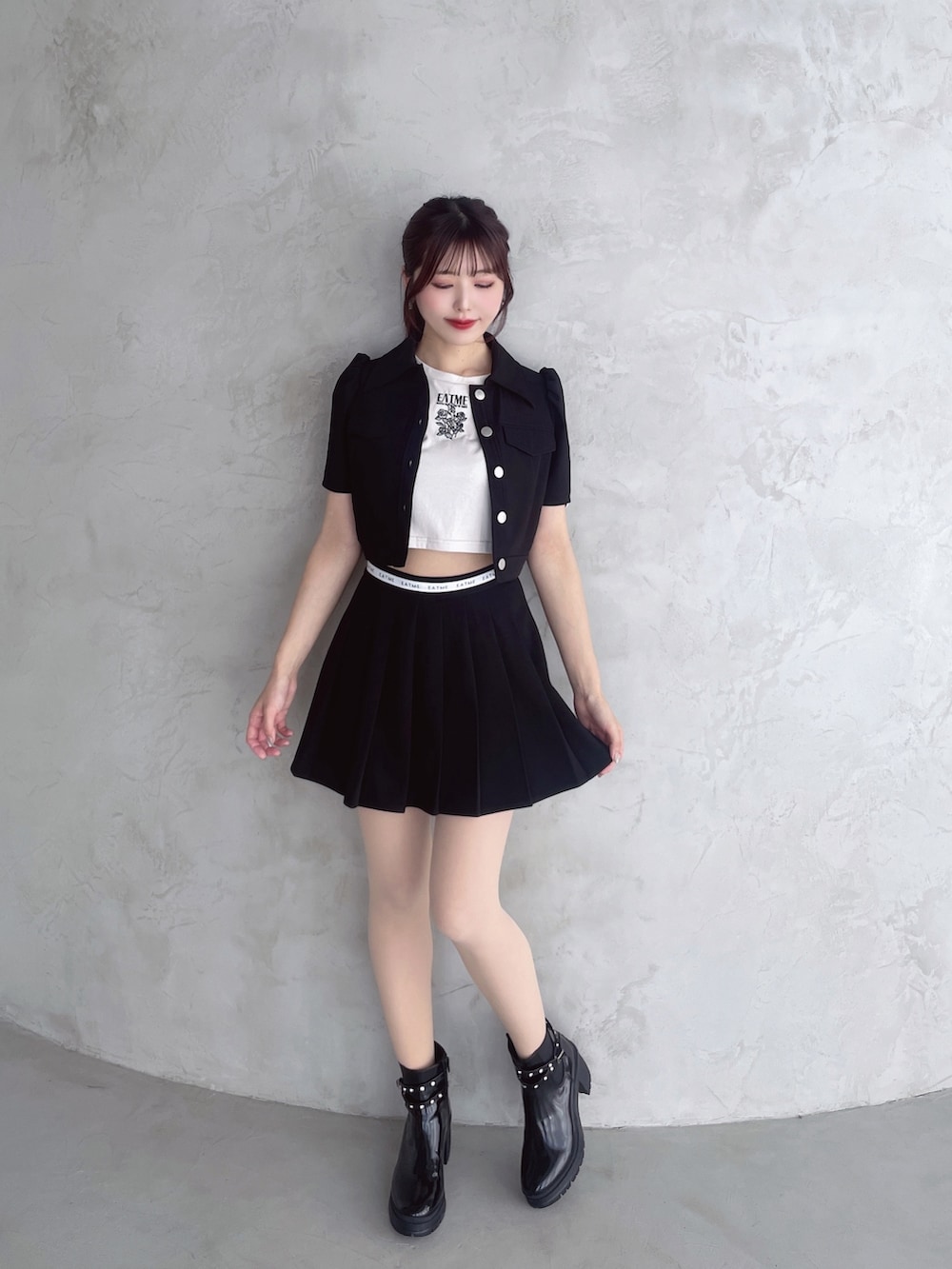 ブラック系のシャツ/ブラウス、ホワイト系のTシャツ/カットソー、ブラック系のスカートを着用したレディースの春コーディネートの4枚目の写真