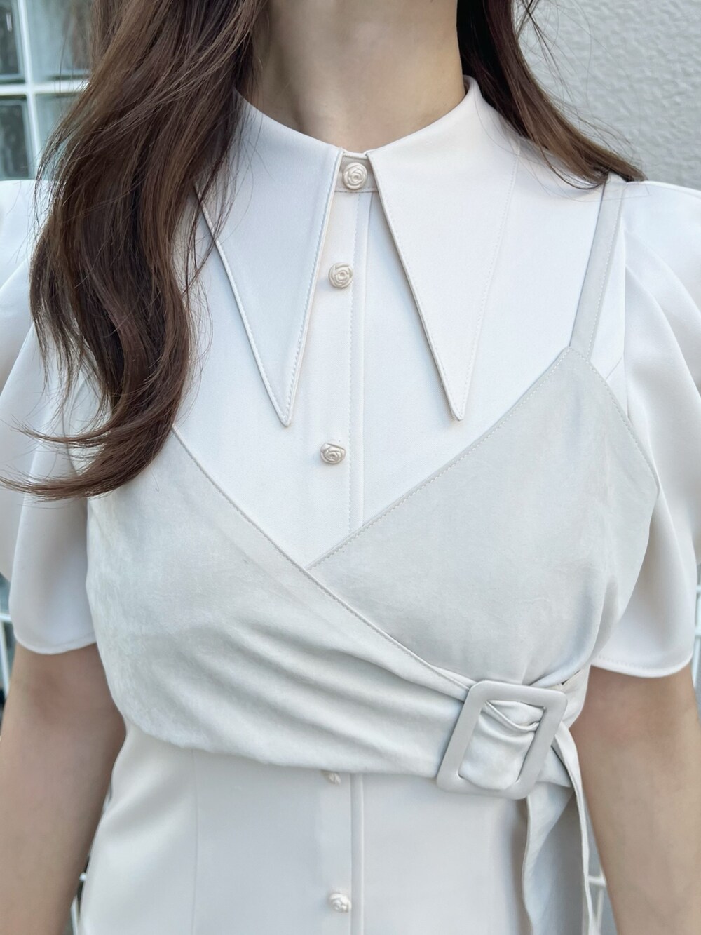 ホワイト系のワンピース、ホワイト系のパンプス、その他のピアス（両耳用）を着用したレディースの夏コーディネートの4枚目の写真