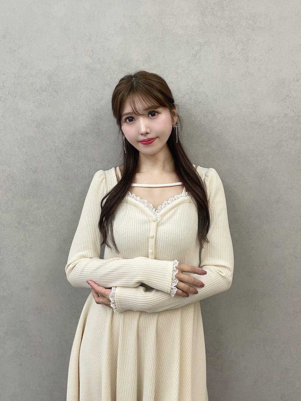 ホワイト系のワンピース、ブラック系のブーツを着用したレディースの冬コーディネートの8枚目の写真