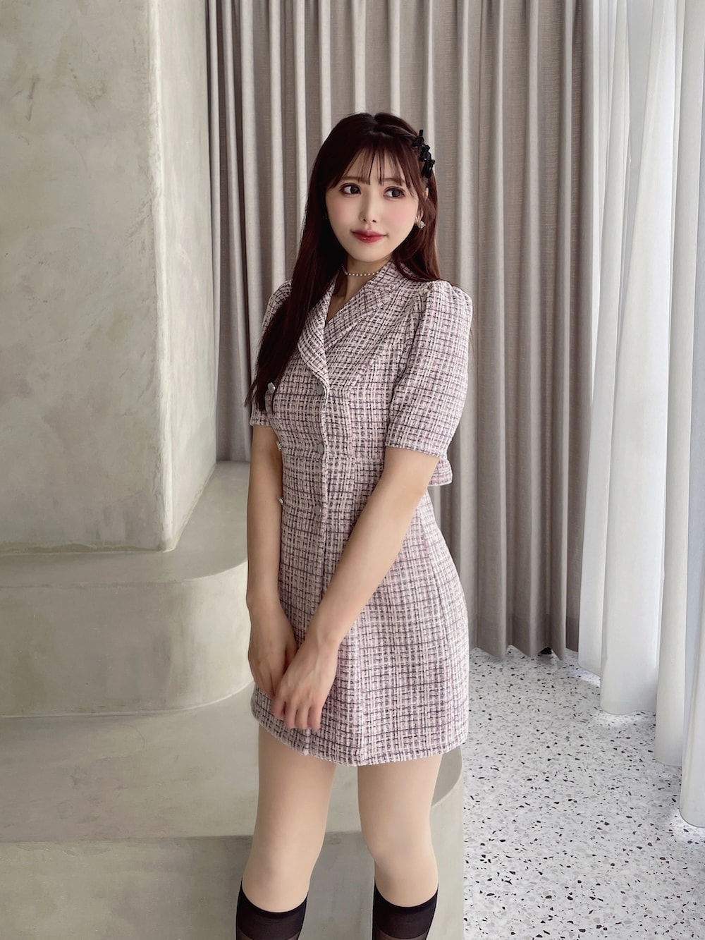 ベージュ系のワンピースを着用したレディースの春コーディネートの4枚目の写真