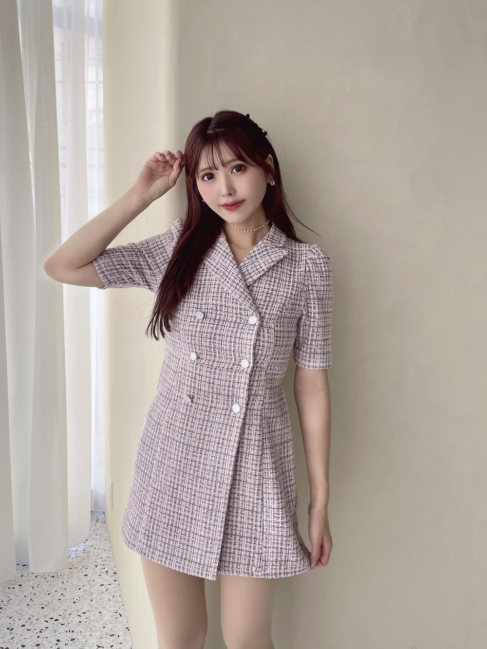 ベージュ系のワンピースを着用したレディースの春コーディネートの2枚目の写真