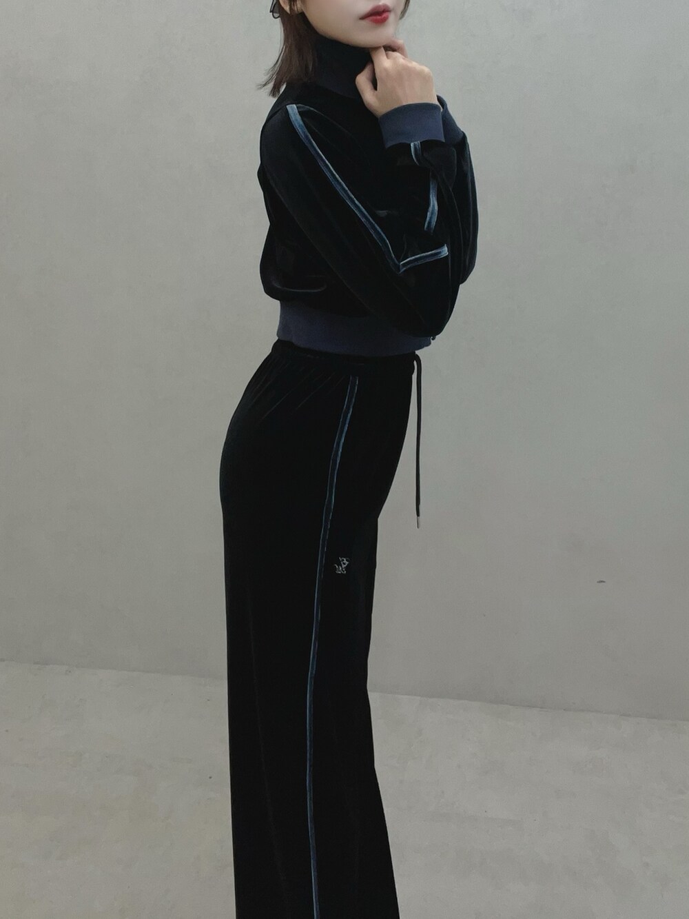 ブラック系のブルゾン、ブラック系のその他パンツ、ホワイト系のスニーカーを着用したレディースの秋コーディネートの8枚目の写真