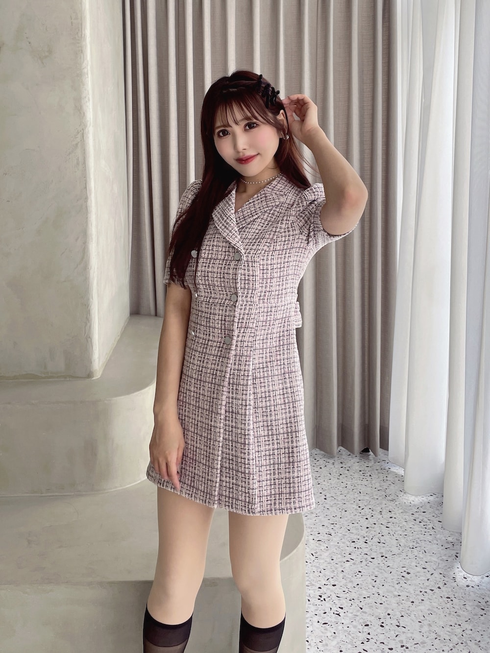 ベージュ系のワンピースを着用したレディースの春コーディネートの7枚目の写真