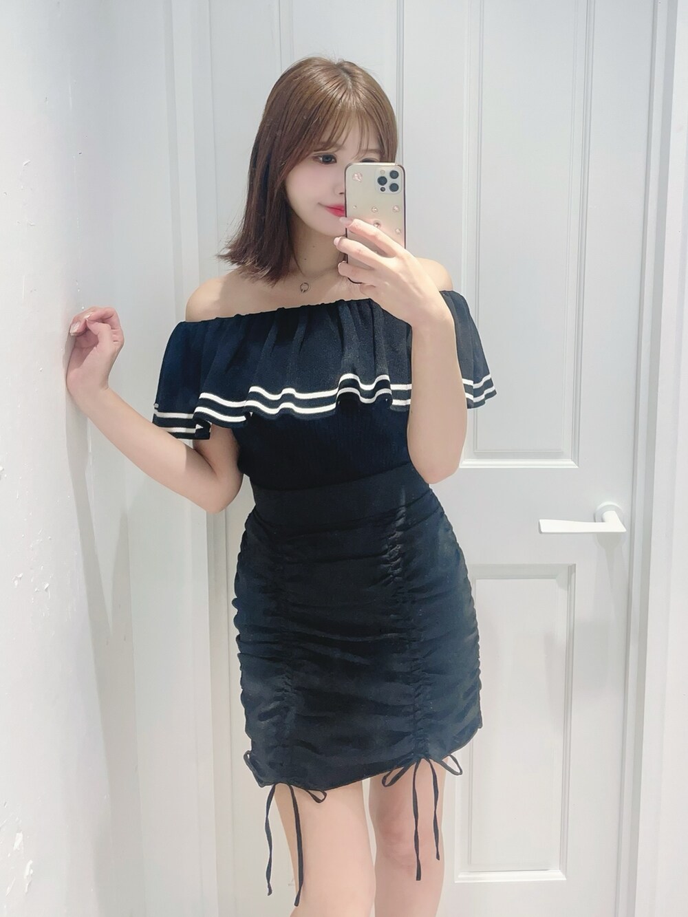 ブラック系のスカート、ブラック系のニット/セーターを着用したレディースの夏コーディネートの2枚目の写真