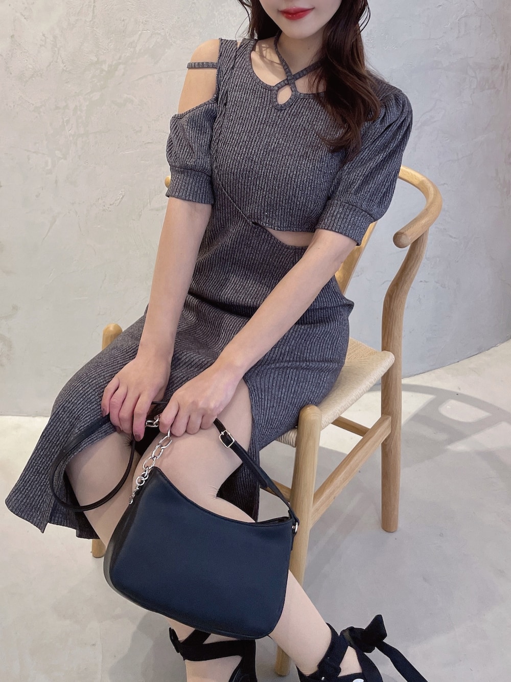 グレー系のワンピース、ブラック系のショルダーバッグ、ブルー系のサンダルを着用したレディースの春コーディネートの4枚目の写真