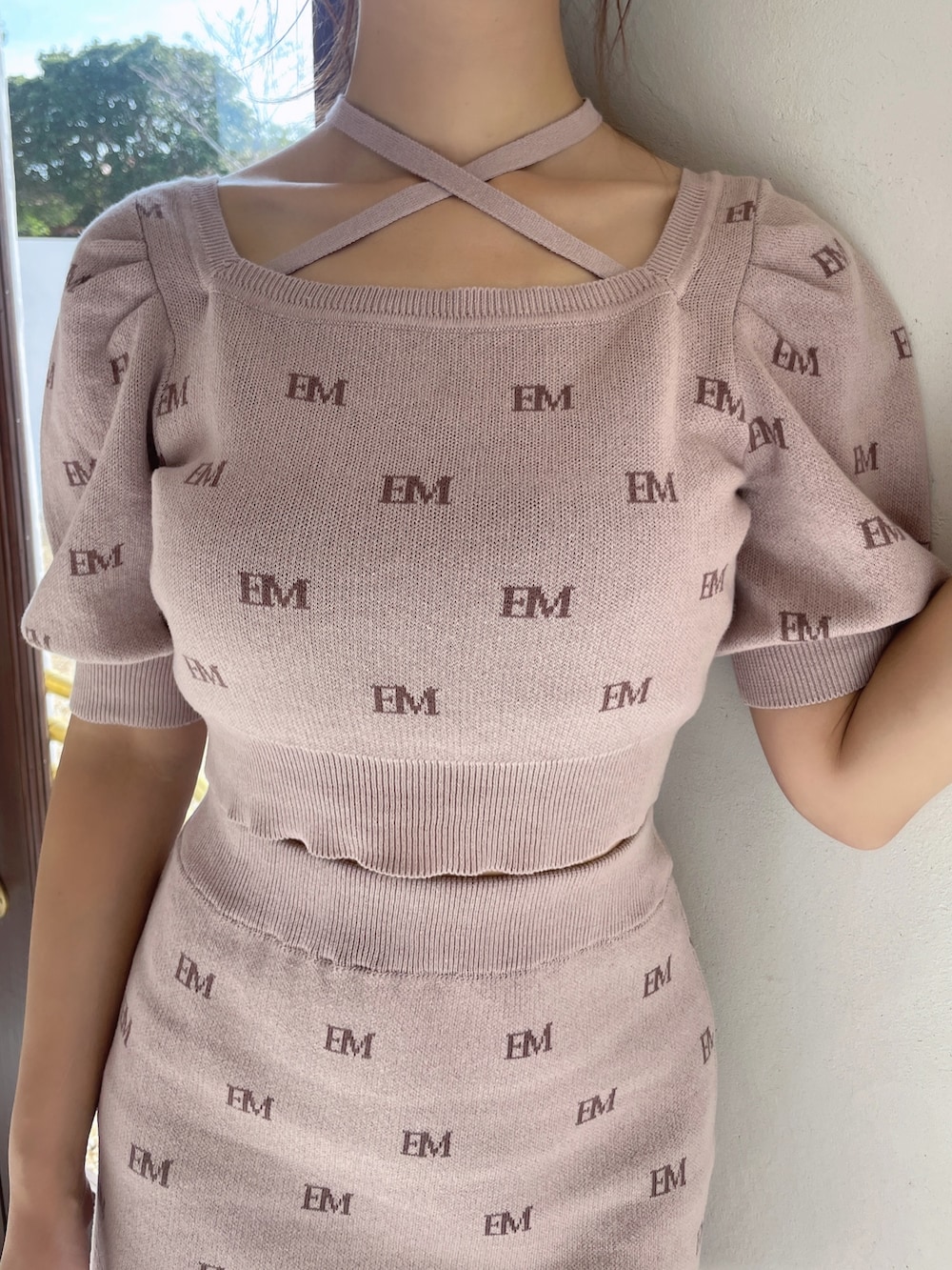 ピンク系のニット/セーター、ピンク系のスカート、ブラック系のパンプスを着用したレディースの冬コーディネートの6枚目の写真